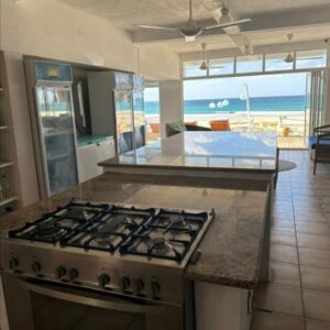 托福Lehani Beach Hostel可观海景的厨房与休息区