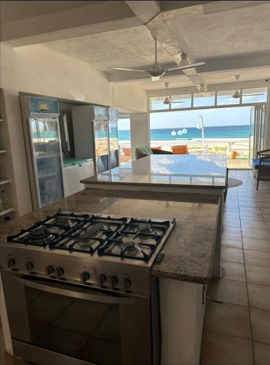 托福Lehani Beach Hostel可观海景的厨房与休息区