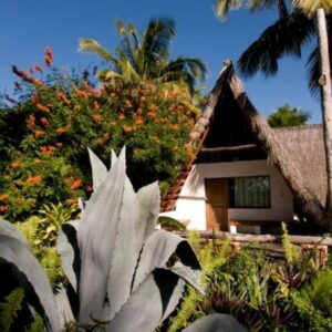 Esterno di una camera con tetto di paglia del Lemon Beach Lodge, Vilankulo, Mozambico