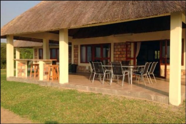 Veranda con tetto di paglia e zona pranzo all'aperto della casa sulla spiaggia con cucina Ligogo No 5, Ligogo, Jangamo, provincia di Inhambane, Mozambico