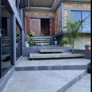 Moderner Eingangshof mit Deck und Stufen im Lodge 3A, Ponta do Ouro, Mosambik