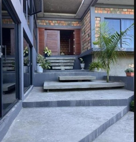 Moderno cortile d'ingresso di Lodge 3A con terrazza in legno e gradini a Ponta do Ouro, Mozambico