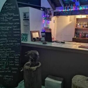 马卡内塔Machubo Beach Resort的吧台与菜单板