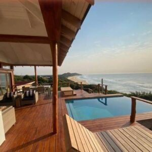 Deck mit Infinity-Pool und Blick aufs Meer bei Sonnenaufgang am Strandhaus Makana 10A, Ponta Mamoli, Mosambik