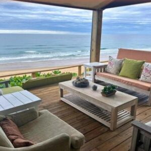 Überdachte Lounge auf dem Deck mit direktem Meerblick am Strandhaus Mar Azul 4, Ponta Malongane, Mosambik