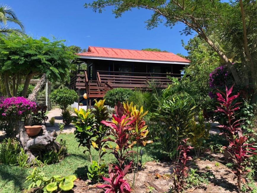 Guest house in legno e giardino tropicale a Mar de las Calmas, Isola di Inhaca