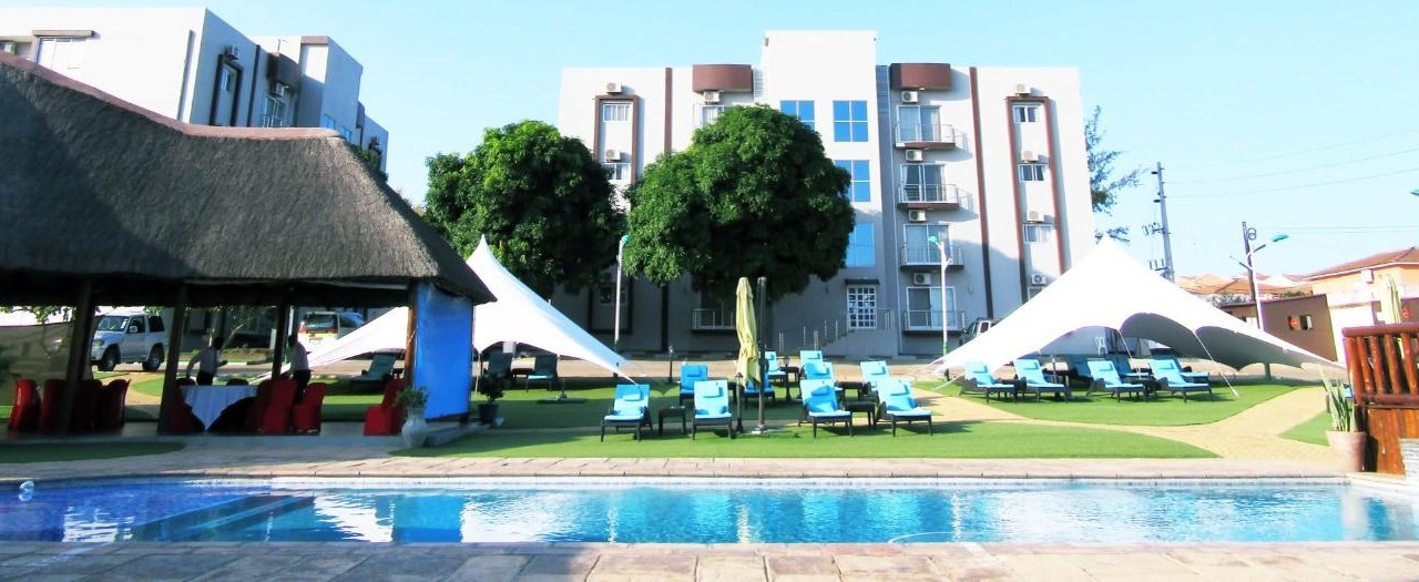 The Matola Hotel: здание и бассейн, Матола, Мозамбик