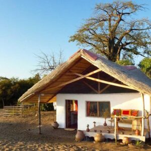 Chalet mit Reetdach und Veranda in der Mbuna Bay Lodge am Niassasee