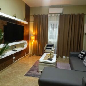 Salon de l'appartement en gestion libre MMS Apart Hotel, avec canapé et meuble TV, Rua Dos Trabalhadores, Chimoio, Mozambique