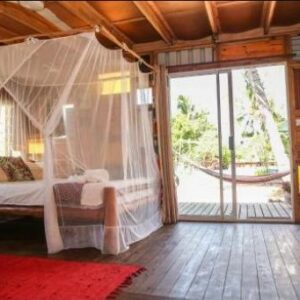 Спальня в бунгало с москитной сеткой и деревянным настилом, Mozambeat Motel, Bairro Josina Machel, Praia do Tofo, Мозамбик
