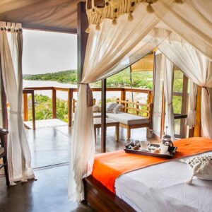 Интерьер сафари-палатки с видом на озеро в Naara Eco-Lodge, Шиденгеле