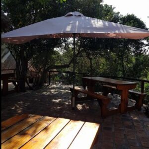 Terrazza per i pasti all'aperto del Nhanombe Lodge, Závora, Mozambico