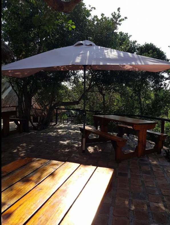 Terrasse de restauration en plein air, Nhanombe Lodge, Závora, Mozambique