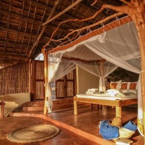 Seitlich offenes Chalet mit Reetdach und Himmelbett im Nkwichi Lodge, Niassasee