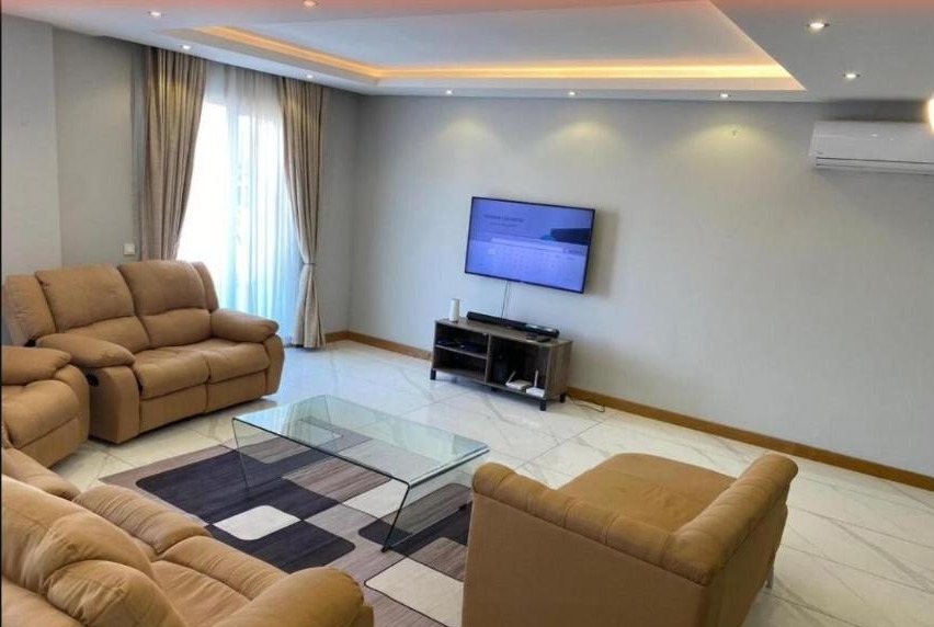Geräumiges Wohnzimmer im Ocean Breeze Apartment in der Wohnanlage Costa do Sol Deco Assos, Maputo, Mosambik