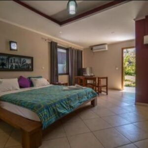 Chambre de la suite Deluxe avec lit king size à Ossanzaia Bilene Lodge, Bairro Mahungo, Vila Praia do Bilene, Mozambique