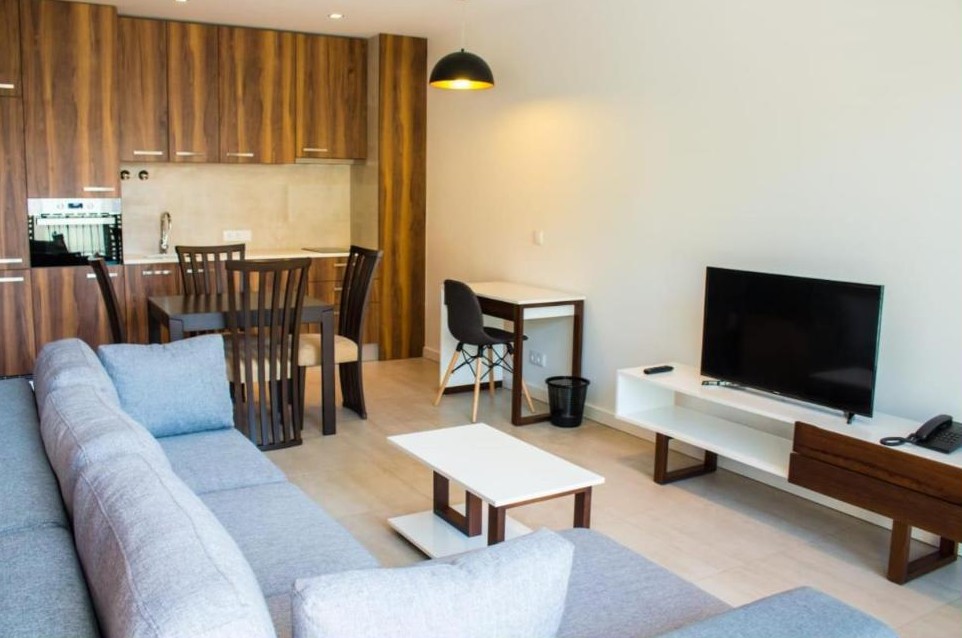 Гостиная и кухня апартаментов в Palm Aparthotel, Мапуту