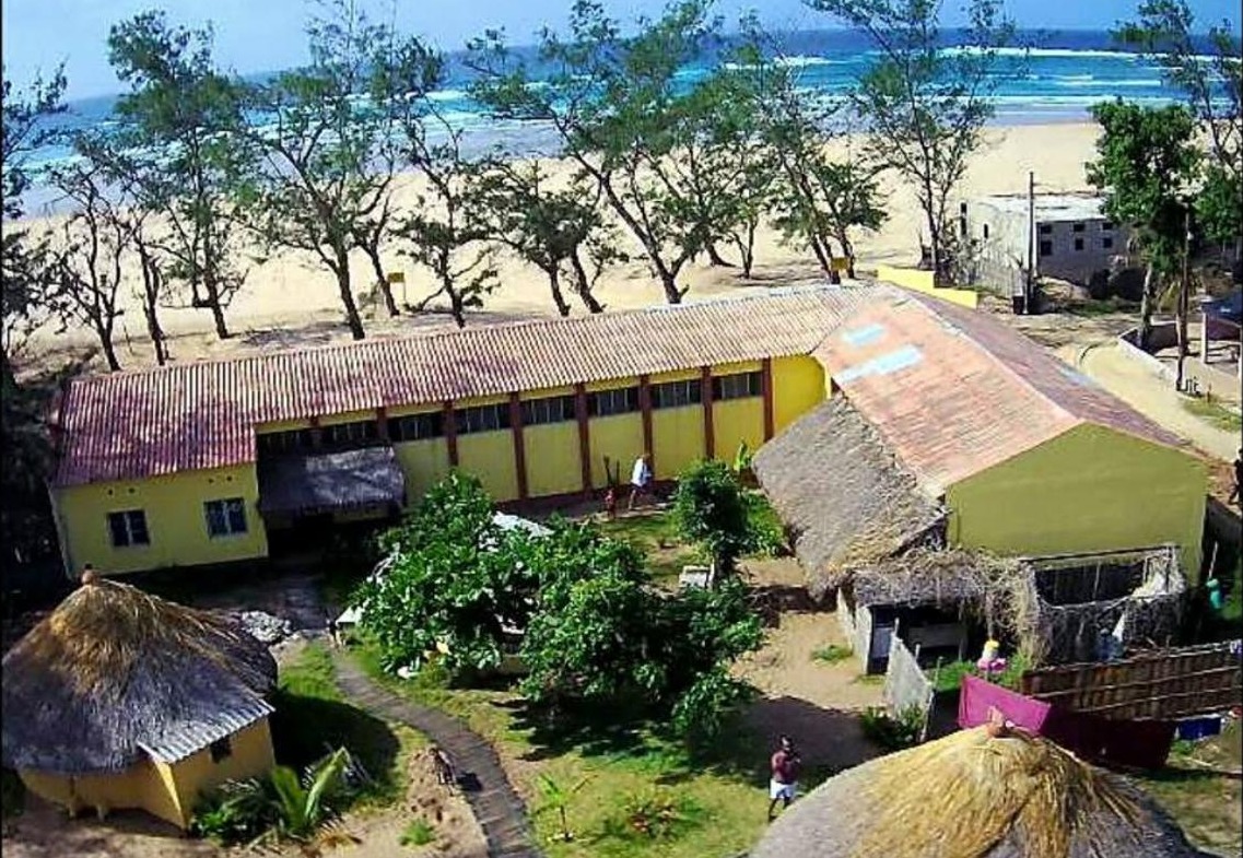 Vue aérienne du Pariango Beach Motel et de la plage, Tofo