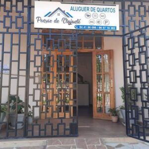 Entrée et enseigne de la maison d'hôtes Pensao do Viajante, près de l'EN6, Chimoio, Mozambique