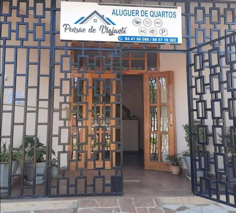 Entrée et enseigne de la maison d'hôtes Pensao do Viajante, près de l'EN6, Chimoio, Mozambique