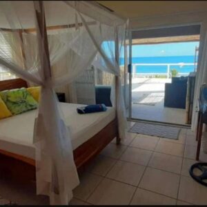 Camera vista mare con letto a baldacchino a Peri-Peri Divers B&B, spiaggia di Morrungulo, Mozambico