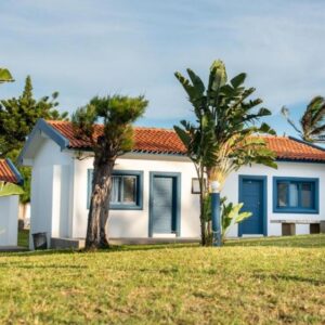 蓬塔杜欧鲁Ponta Mar Resort草坪上的蓝边白色木屋