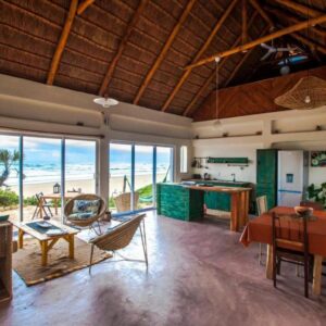 Гостиная открытой планировки с видом на море в Pura Vida Tofo Beach Houses