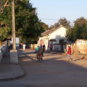 Cena de rua em Quelimane — fotografia ilustrativa para o passeio a pé por Quelimane, não da própria experiência
