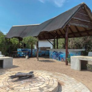 Лапа под соломенной крышей и костровище в Reef Resort, пляж Шай-Шай