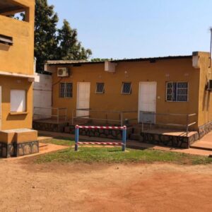 Façade de la maison d'hôtes Residencial Meu Tio avec portes de chambres numérotées, Tambara 2, Chimoio, Mozambique