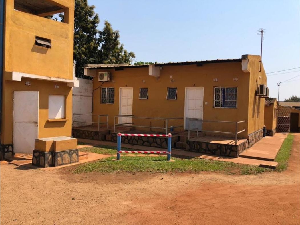 Façade de la maison d'hôtes Residencial Meu Tio avec portes de chambres numérotées, Tambara 2, Chimoio, Mozambique
