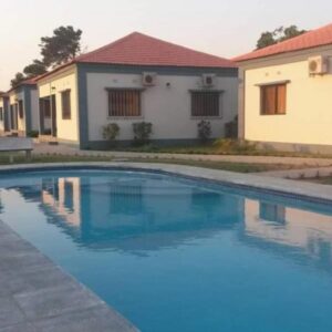 Бассейн и шале в Royal Resort Bilene