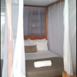 Lit à baldaquin avec moustiquaire dans un logement de Shaquila Lodge, Fernao Veloso, Nacala, Mozambique