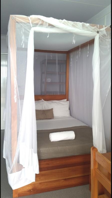 Lit à baldaquin avec moustiquaire dans un logement de Shaquila Lodge, Fernao Veloso, Nacala, Mozambique