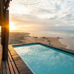 莫桑比克 Praia da Barra，Sia Sente Beach Estate的无边泳池与海滩景色
