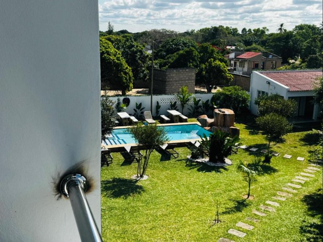 Luftaufnahme von privatem Pool und Garten des Sombra de Macaneta, Distrikt Marracuene, Mosambik.