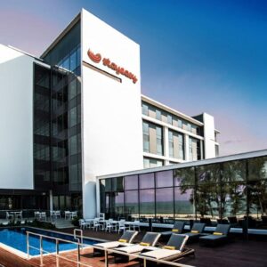 Здание отеля StayEasy Maputo и терраса у бассейна, Мозамбик