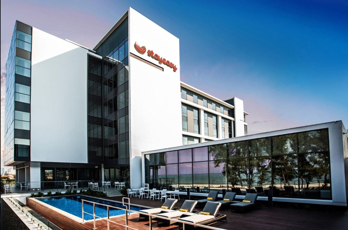 Extérieur de l'hôtel StayEasy Maputo et terrasse de la piscine, au Mozambique