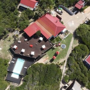 Вид с воздуха на главное здание, настил и бассейн Sunset Beach Resort, Шиденгеле
