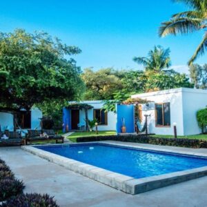 Piscine et chambres côté jardin à Telvina Beach Lodge, Vilankulo