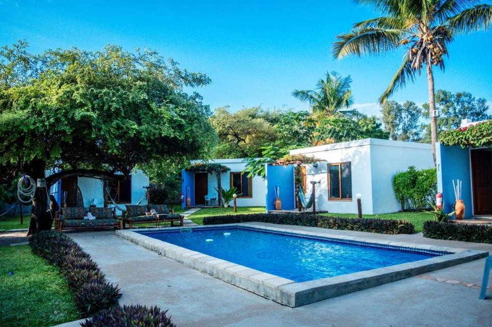 Piscina e camere sul giardino presso Telvina Beach Lodge, Vilankulo