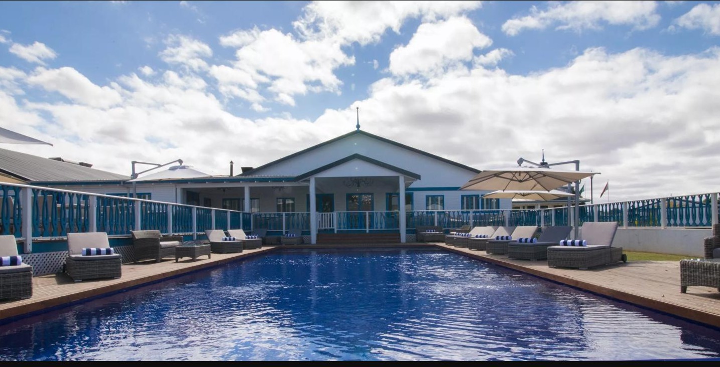 Ville e piscina del Tete Ferry Sun sulla riva dello Zambesi, Tete, Mozambico