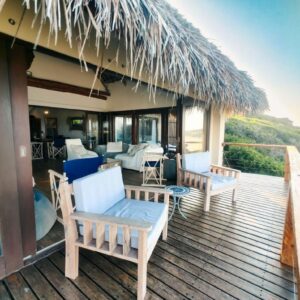 莫桑比克金贾塔 Praia da Rocha，The Beach House的茅草顶露台与休息区
