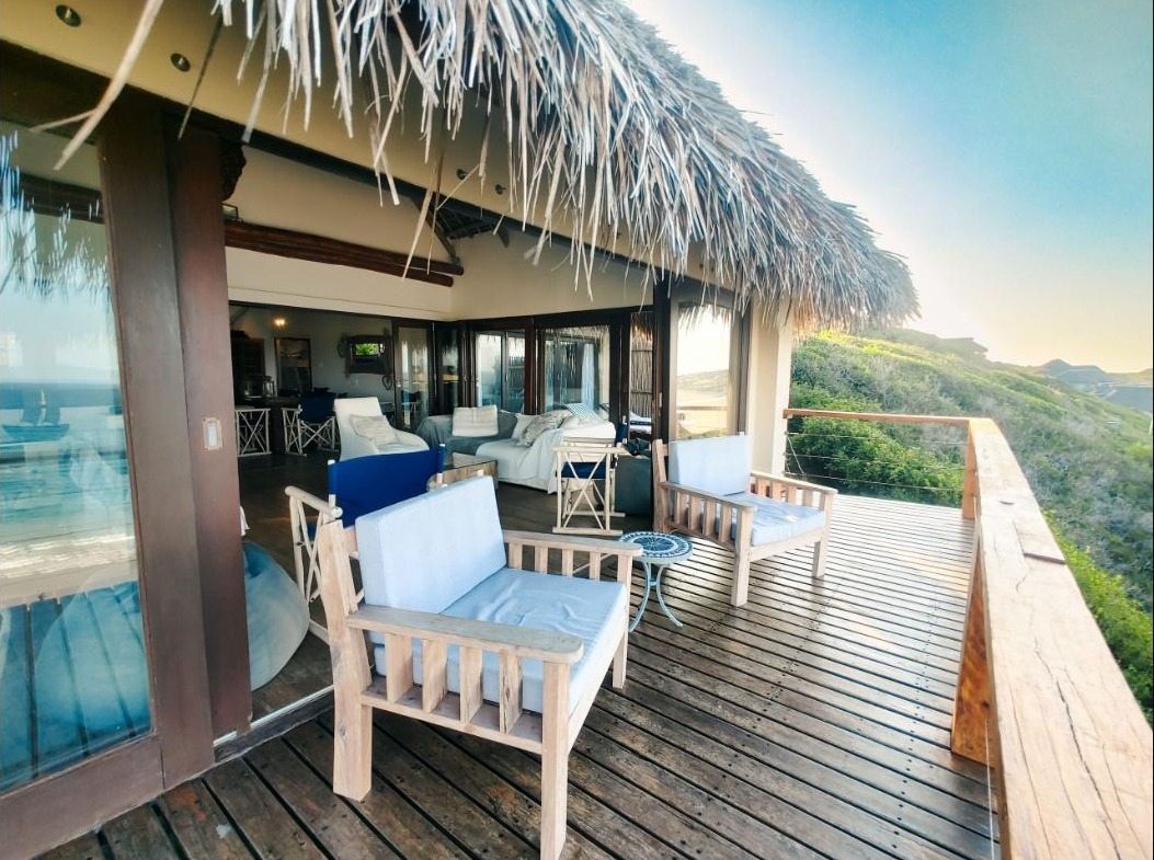 莫桑比克金贾塔 Praia da Rocha,The Beach House的茅草顶露台与休息区