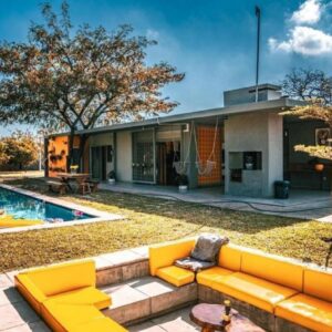 Фасад The Orange House с собственным бассейном и лаунж-зоной под открытым небом, Bairro Mumemo, Michafutene, Marracuene, Мозамбик