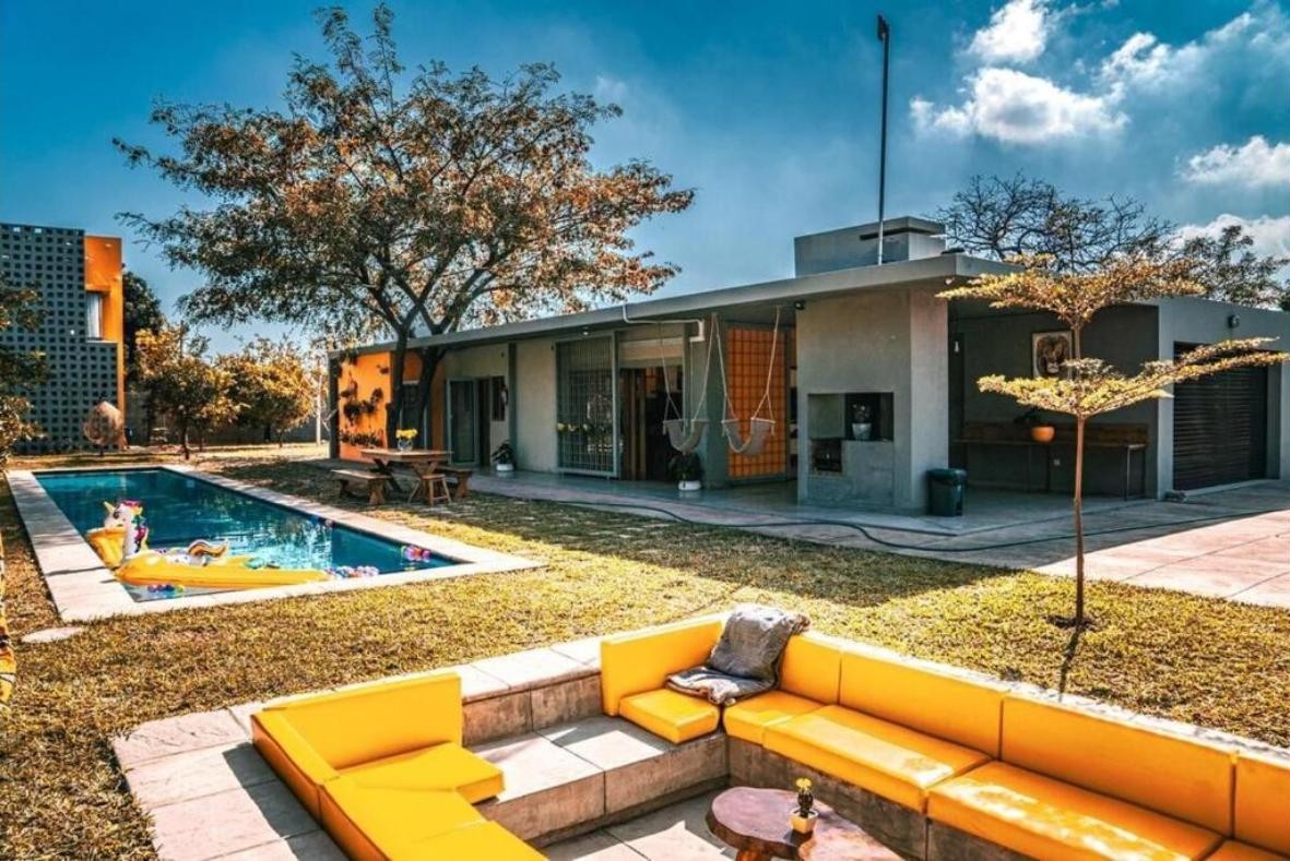Esterno di The Orange House con piscina privata e salotto all'aperto, Bairro Mumemo, Michafutene, Marracuene, Mozambico