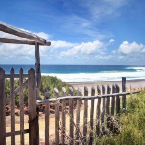 Деревянная калитка на пляж с видом на мыс Tofinho, Tofinho Beach House, Tofo Beach Road, Praia do Tofo, Мозамбик