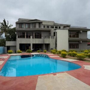 Бассейн и главный корпус TR Guest House, Matola