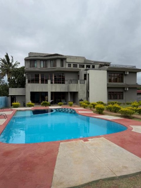Бассейн и главный корпус TR Guest House, Matola