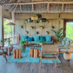 Salotto aperto con tetto di paglia a Travessia Beach Lodge